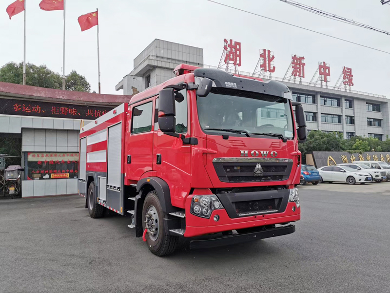 中潔牌豪沃消防車